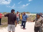 Pareja mexicocanadiense se pone ‘intensa’ en playa de Progreso y corre a pobladores por contaminar | VIDEO