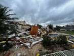 Tornado sorprende a meteorólogo y a una automovilista; graban su paso en vivo