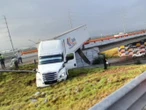 Tráiler pierde el control y queda colgando de puente en Nuevo León