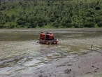 Familia muere tras intentar cruzar un río en camioneta