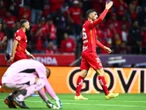 VIDEO: Paulinho 'baila' a Nahuel Guzmán y anota golazo