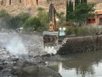 Destruyen presas de César Duarte; agua vuelve al arroyo El Saucito