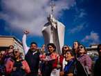 A las puertas del hospital del Papa Francisco, fieles mexicanos rezan por él