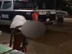 Acusan a policía de golpear a perrito con un palo hasta matarlo