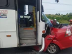 Autobús de pasajeros invade carril, choca vehículo particular y mata a una familia