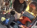 Pasajero golpea brutalmente a chofer de camión por no avanzar