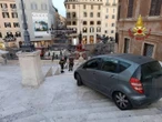 VIDEO: Anciano conduce su Mercedes... y se sube las escaleras de la Plaza de España en Roma