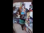 ¡Montoneros! Aficionados de futbol roban cervezas de tienda