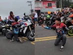 ¡Se rifó el biker! Pide la mano con ramo huichol y rugido de motos | VIDEO