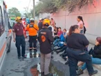 Vuelca camión de personal en Nuevo León y deja 20 trabajadores lesionados