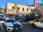 Atropellan a abuelito vendedor de nueces; lo prensan contra una iglesia