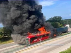 VIDEO | Se incendia autobús de ADO tras impacto de tráiler