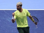 Carlos Alcaraz vence a Fritz y casi asegura la cima de la ATP