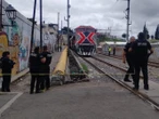 Policías son arrollados por el tren; uno muere y el otro sufre amputación de extremidades