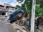 A 12 días del desastre, comunidades de Hidalgo siguen entre lodo y escombros 