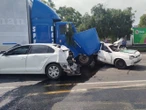 Tráiler se queda sin frenos e impacta a varios vehículos, incluida una motocicleta