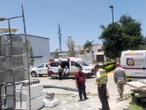 Cimbra colapsa y cae sobre cinco albañiles
