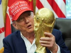 La razón por la que Donald Trump tuvo permiso de tocar el trofeo de la FIFA
