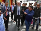 Gritan a Adán Augusto: “¡Ése de La Barredora!”; insiste en no dar declaraciones