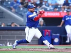 Azulejos empatan a Yankees en el liderato, Kirk impulsó dos carreras