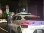 Policía de EU detiene a taxi en EU... y lo deja ir sin multa porque era autónomo