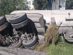 Vuelca pipa con combustible en Yahuquemehcan, Tlaxcala