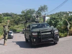 Defensa y Guardia Nacional asegura armas y bebidas adulteradas