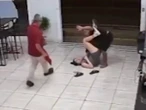 Joven frustra un robo en un local... haciendo una llave de MMA; VIDEO se vuelve viral