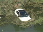 Niñera confude los pedales mientras manejaba... y su coche cayó en un lago
