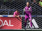 Stefan Frei sale en ambulancia tras dramático rodillazo en la cabeza