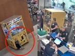 VIDEO | Niño se mete en máquina de peluches y tienen que llamar a la policía