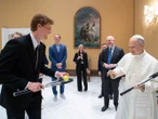 Invitan a jugar al papa León XIV