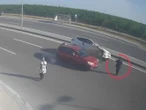 VIDEO: Peatón provoca accidente al intentar cruzar una carretera