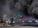 Manifestante con bandera mexicana se vuelve símbolo viral de protestas contra ICE en Los Ángeles
