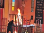 Sujeto causa destrozos y quema cruz en una iglesia; reportan 2 heridos