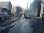 Impresionante incendio consume 24 vehículos y daña varias casas