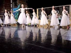 Ofrecen con ballet un momento de olvido de las bombas y los drones