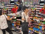 ‘Usted me va a atender, ¡cómo de que no!’: Lady Recargas a cajera del OXXO | VIDEO