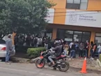 Normalistas vandalizan oficinas gubernamentales en Michoacán