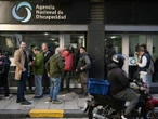 Allanan oficinas en Argentina por presuntos sobornos que salpican a la hermana de Milei
