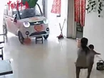VIDEO: Niña salva a su hermana de auto fuera de control en China