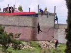 Graban momento en que jóvenes saltan desde azotea para escapar de un anexo