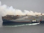 Se incendia barco carguero con miles de autos chinos rumbo a México
