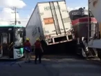 Tren impacta a tráiler y camión en Nuevo León