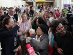 Sheinbaum llega a Calgary; es recibida por un contingente de mexicanos