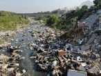 Río Pesquería entre basura, olores fétidos y riesgo sanitario, denuncian