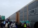Tren embiste a camión de pasajeros en Atlacomulco; hay 8 muertos