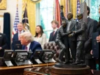 Escultura del intento de asesinato a Trump adorna ahora el Despacho Oval