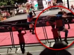 Luchador derriba a niño en pleno combate y redes coronan a los papás como “reyes del descuido” | VIDEO