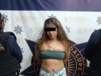 Mujer lanza latas de 'chela' al patio de su vecina y además la amenaza con arma blanca
